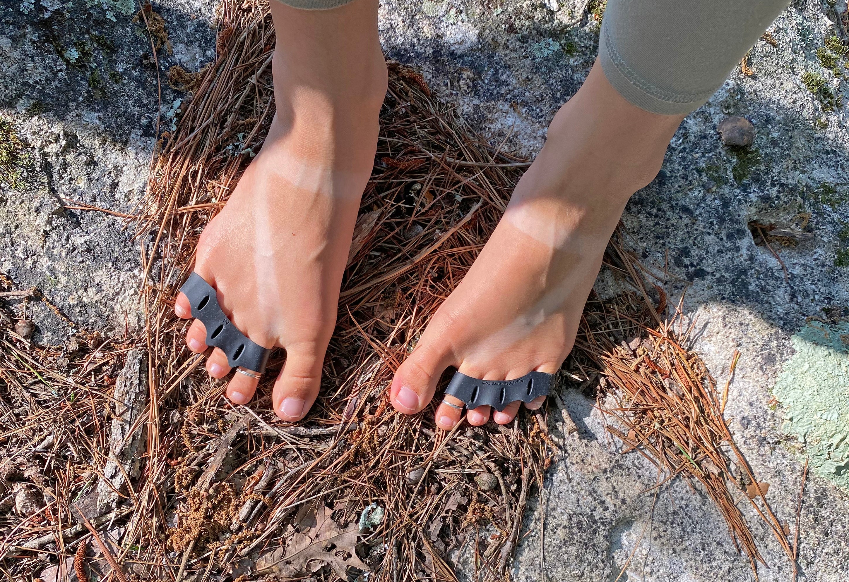 Earth Runners - Toe spacers are an easy way to rehab your feet. Some of the  benefits of this convenient foot health tool include: 🔹Toe spacers align  the toes in a natural